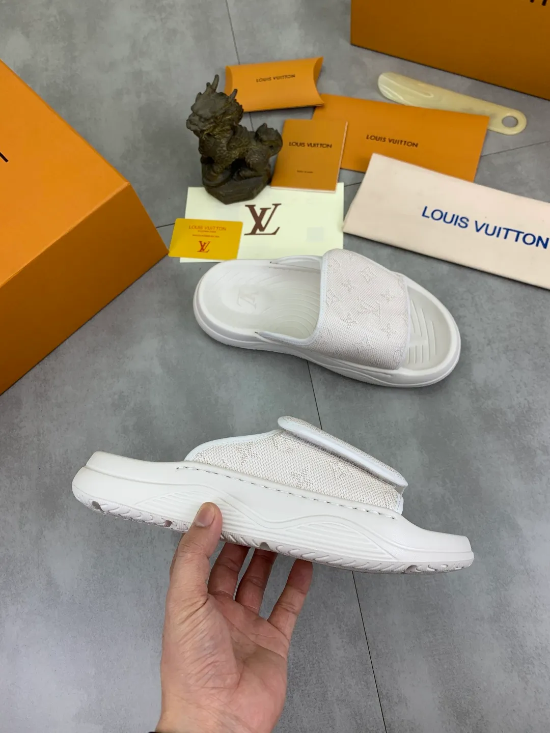 Men's shoes 💰P320💰【New style】🆘 Original quality 【LOUIS VUITTON】The popular Louis Vuitton LV men's slippers on the official website are on sale simultaneously! Original fabric imported from Italy. Original bottom provided by the original factory. Number of yards: 38-44 (customized to 45). Multiple colors to choose from. Fully packaged drawer box.